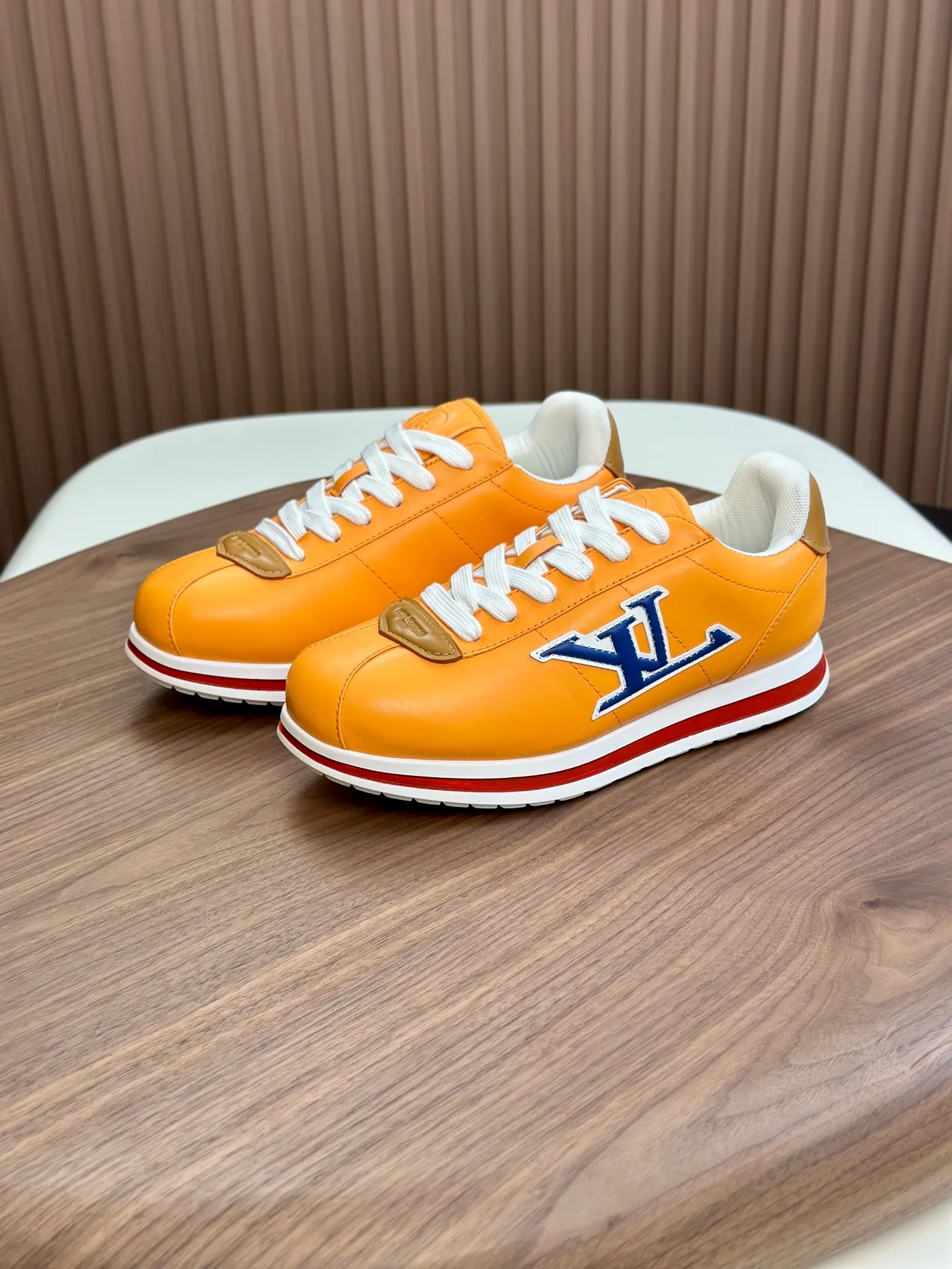 Factory direct sale ¥700💰Full set of packaging💰Top version LV-Louis Vuitton-Classic catwalk new style 1:1 developed replica of the original version! ! The upper foot is very comfortable. It is made of luxurious materials and fine workmanship. The midsole is printed with English letters "Made in Europe". The upper is made of calfskin imported from Italy. The side is decorated with the brand's LOGO and signature. The latest latex foot pads and mesh lining make the foot feel super comfortable. The original two-color TPU combination outsole is specially provided by the original factory. Bag technology Goodyear stitched edges Fabric: Exclusive custom first-layer cowhide Accessories: Exclusive private model Vuitton logo, lining: Customized silk mesh lining - first-layer silk cowhide lining Outsole: TPU combination outsole wear-resistant, non-slip and anti-yellowing Foot pads: new latex pads-mesh sweat-absorbent Counter technology: fully computerized sewing machine wire drawing Toe box back cover Hot and cold shaping Full set of pull-top last with medium and low logo pattern Counter packaging - Shoelaces, certificates, cards, instructions, certificates of quality, dust bags, the most comprehensive packaging on the Internet, men's size 339-44 (38/45 custom-made, non-refundable!